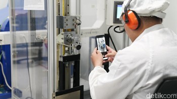 Setelah selesai melakukan pengujian, nantinya pihak labolatorium akan memeriksa semua fungsi hp tersebut termasuk fungsi LCD dan suara. Foto: Mohammad Frizki Pratama