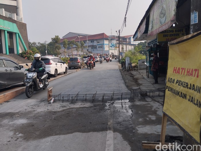 Peninggian jalan di Jl Maruga depan City Gallery Puspemkot Tangsel. (Maulana Ilhami Fawdi/detikcom)