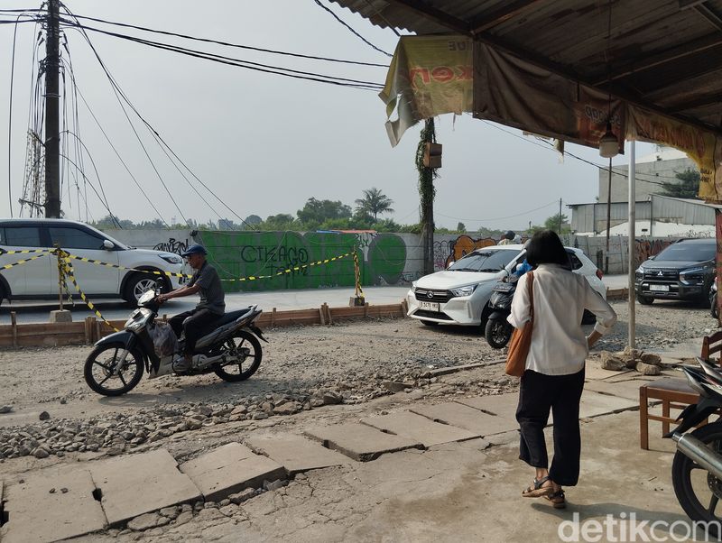 Peninggian jalan di Jl Maruga depan City Gallery Puspemkot Tangsel. (Maulana Ilhami Fawdi/detikcom)