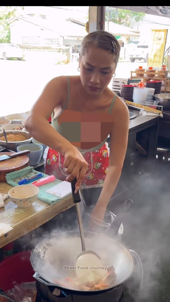 Tampil Terlalu Seksi, Penjual Seafood Ini Jadi Pusat Perhatian