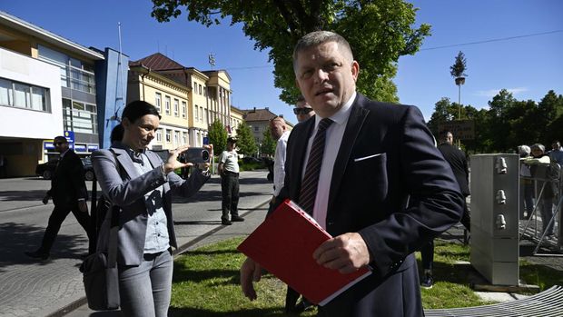 Perdana Menteri Slovakia Robert Fico tiba untuk sidang kabinet jauh dari rumah di kota Handlova, Slovakia, Rabu, 15 Mei 2024. Perdana Menteri Robert Fico tertembak dan terluka setelah pertemuan pemerintah jauh dari rumah di Handlova  , menurut informasi yang dikonfirmasi oleh Wakil Ketua Parlemen Lubos Blaha, yang menunda sidang DPR.(Radovan Stoklasa/TASR via AP)