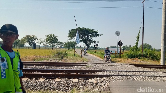Perlintasan kereta api di Desa Boto, Kecamatan Wonosari, Klaten dijaga.