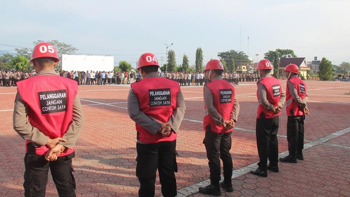 Personel Polda Sulteng dihukum mengenakan rompi merah karena melanggar aturan saat bertugas.
