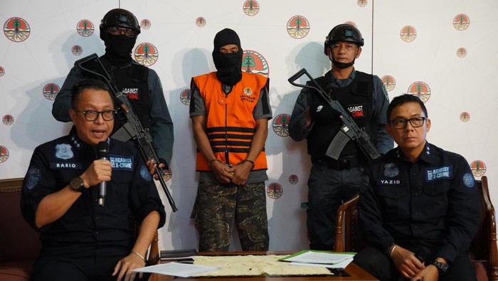 Satgas DPO Gakkum KLHK menangkap satu dari tiga perusak hutan mangrove yang masuk Daftar Pencarian Orang (DPO) di Beliting Timur (Beltim). Tersangka berinisial SA, yang buron dari 2 tahun lalu.