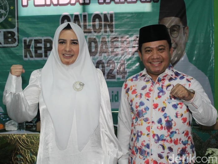 Petahana Bupati Pekalongan, Fadia Arafiq, bersama Sekretaris DPW PKB Jawa Tengah, Sukirman, seusai mengembalikan formulir pendaftaran bakal calon Pilkada di Kantor DPC PKB Kabupaten Pekalongan, Rabu (15/5/2024).