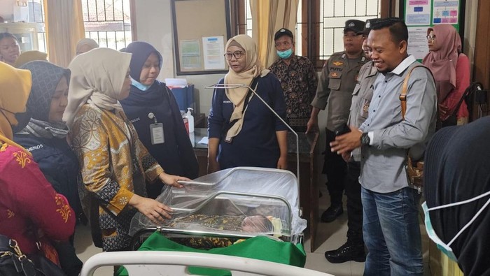 Petugas Dinas Sosial mengamankan bayi yang dibuang di pos kamling Desa Jagaraga, Kecamatan Kuripan, Lombok Barat, NTB. (Humas Polsek Kuripan)