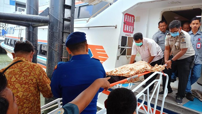 Petugas mengevakuasi penumpang pria yang meninggal di dalam kapal di Kabupaten Karimun, Kepri. (Dok Polres Karimun)