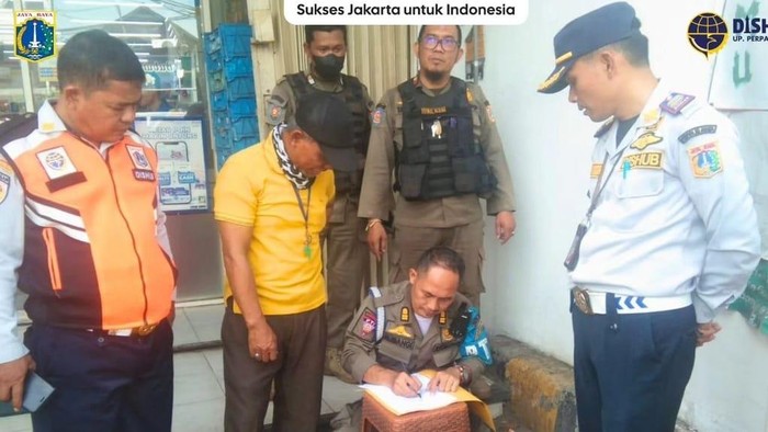 Pemprov Tertibkan 55 Jukir Liar di Sejumlah Minimarket di Jakarta