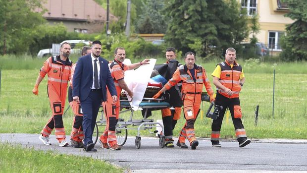 Petugas penyelamat mendorong Perdana Menteri Slovakia Robert Fico, yang tertembak dan terluka, ke rumah sakit di kota Banska Bystrica, Slovakia tengah, Rabu, 15 Mei 2024. (Jan Kroslak/TASR via AP)
