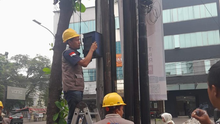 Petugas PLN mencabut meteran listrik (KWH Meter) milik pedagang martabak, di Jalan Gajah Mada, Kota Medan (Dok. Pemkot Medan)