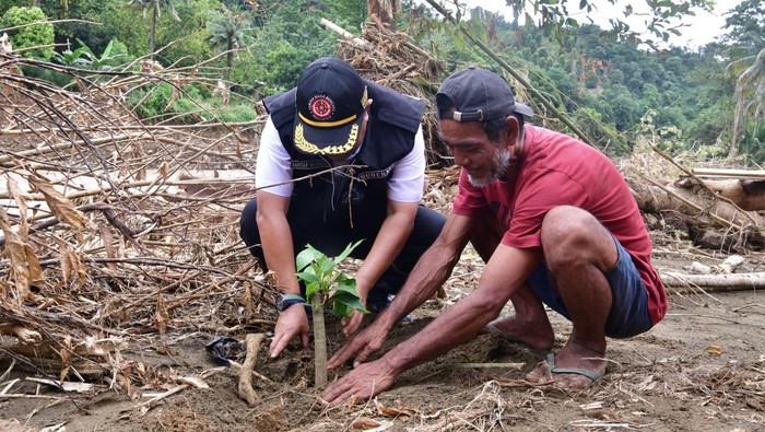 Pj Gubernur Sulsel Bahtiar Baharuddin mengajak warga hingga pelaku usaha menggalakkan program penanaman pohon.
