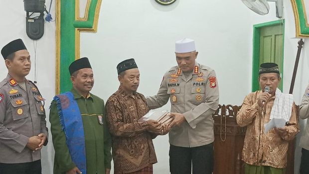 Polda Metro Jaya menggelar subuh keliling di Masjid Al-Asyaroh Koja, Jakarta Utara, Selasa (15/5/2024).