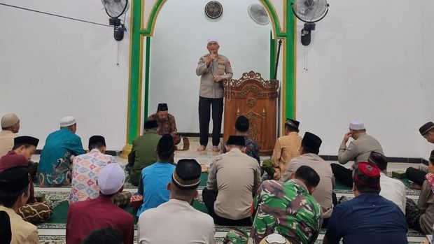 Polda Metro Jaya menggelar subuh keliling di Masjid Al-Asyaroh Koja, Jakarta Utara, Selasa (15/5/2024).
