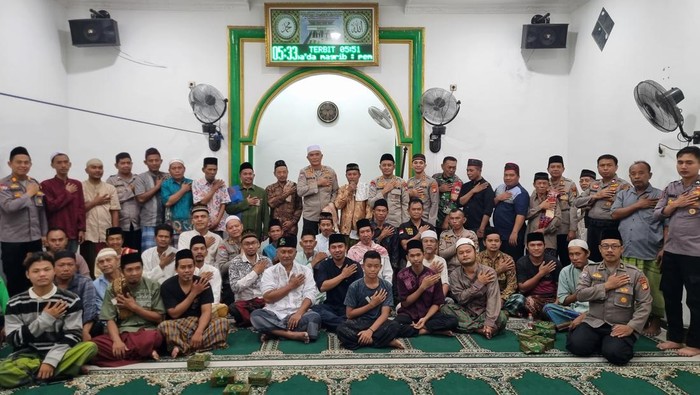Polda Metro Jaya menggelar subuh keliling di Masjid Al-Asyaroh Koja, Jakarta Utara, Selasa (15/5/2024).