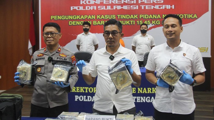 Polda Sulteng saat menggelar konferensi pers pengungkapan kasus narkoba.