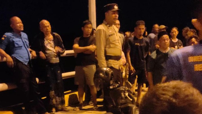 Polisi datangi lokasi usai dapat laporan ada lagi seorang pria yang melompat dari Jembatan IV Barelang, Kota Batam. (Istimewa)