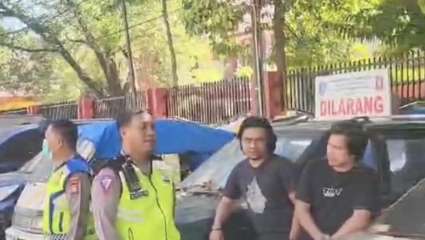 Polisi memindahkan limbah mobil yang menumpuk dan mengganggu arus lalin di Jalan Bandang, Makassar. Dokumen Istimewa