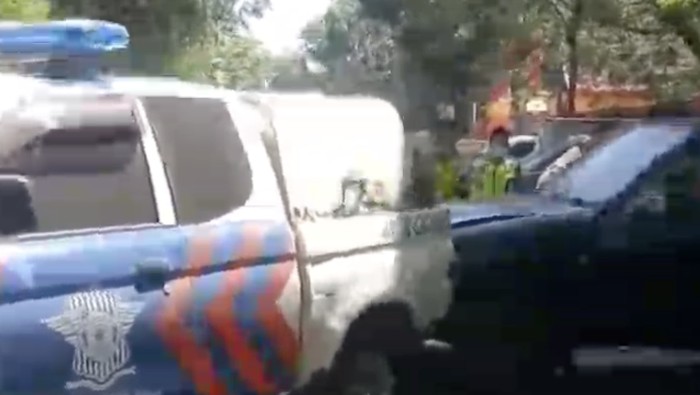 Polisi memindahkan limbah mobil yang menumpuk dan mengganggu arus lalin di Jalan Bandang, Makassar. Dokumen Istimewa