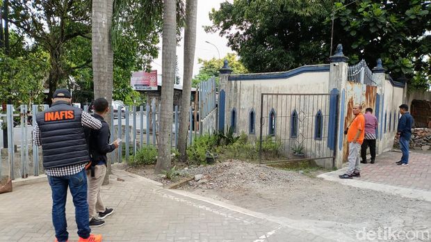 Polisi mendatangi SMKN 3 Jogja usai peristiwa pelemparan diduga petasan oleh rombongan pemotor, Kamis (16/5/2024) siang.