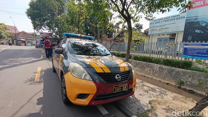 Polisi mendatangi SMKN 3 Jogja usai peristiwa pelemparan diduga petasan oleh rombongan pemotor, Kamis (16/5/2024).