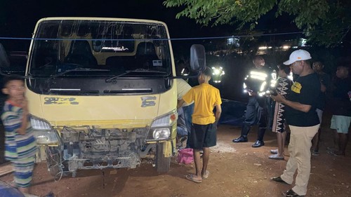 Polisi mengamankan truk tangki ugal-ugalan di Kupang, NTT.