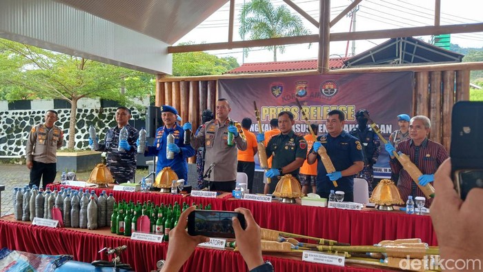 Polisi menggelar konferensi pers kasus 3 nelayan pakai bom ikan saat melaut di perairan Mamuju.