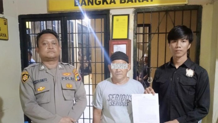 Polisi saat menangkap pria lanjut usia (lansia) berinisial WE (58) di Bangka Barat.