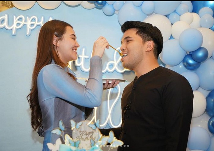 Pose Romantis Aaliyah dan Thariq Halilintar Saat Masak dan Makan Bareng Pose Romantis Aaliyah dan Thariq Halilintar Saat Masak dan Makan Bareng