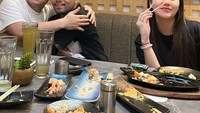 Berteman baik dengan Rizky Billar, Thariq dan Aaliyah sempat makan malam sushi bareng Rizky nih. Foto: Pool/Site