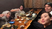 Makan malam bareng Atta Halilintar dan Aurel Hermansyah, kedua pasangan ini memang kompak dan sering menghabiskan waktu bersama.  Foto: Pool/Site