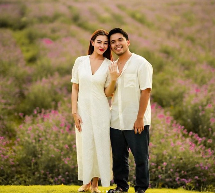Pose Romantis Aaliyah dan Thariq Halilintar Saat Masak dan Makan Bareng Pose Romantis Aaliyah dan Thariq Halilintar Saat Masak dan Makan Bareng