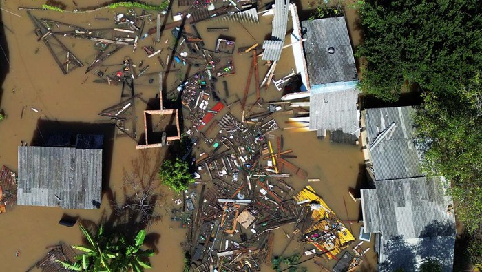 Potret Hewan Peliharaan Ngungsi ke Atap Rumah Saat Banjir Brasil Banjir melanda Canoas, negara bagian Rio Grande do Sul, Brasil. Tingginya banjir membuat sebagian hewan menyelamatkan diri ke atap rumah.