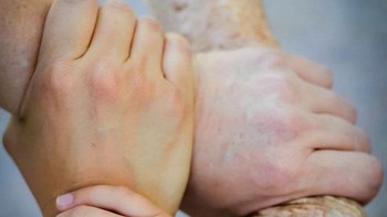 Genggaman tangan erat 4 generasi. Foto: boredpanda