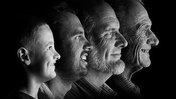 Kakek dan sang cucu berjarak usia 80 tahun. Foto: boredpanda