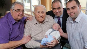 5 generasi menyambut anggota baru. Foto: boredpanda