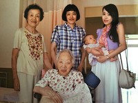 Potret Keluarga Beda Generasi Bikin Iri dan Menyentuh Hati
