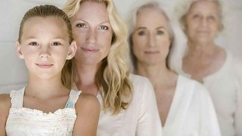 Potret artistik 4 generasi berambut blonde. Foto: boredpanda