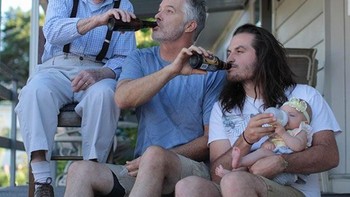 Kakek memberi minum ke anaknya berlanjut ke cucu lalu cicit. Foto: boredpanda