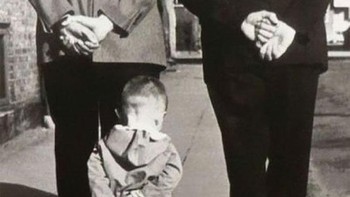 Kakek, anak dan cucu berjalan dengan gaya yang sama. Foto: boredpanda