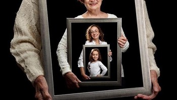 Seorang nenek memegang foto generasi keturunannya. Foto: boredpanda