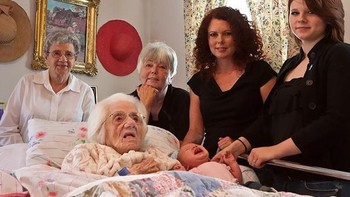 6 generasi sedang berkumpul. Foto: boredpanda