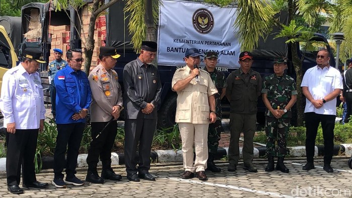 Prabowo Subianto saat menyalurkan bantuan korban banjir bandang di Sumbar. (M Afdal Afrianto/detikcom)