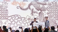 Anggota DPR RI Mardani Ali Sera dan Ketua Taiwan External Trade Development Council (TAITRA) James C. F. Huang menunjukkan batik usai membuka acara Taiwan Expo 2024 di JCC, Jakarta, Rabu (16/5/2024).  