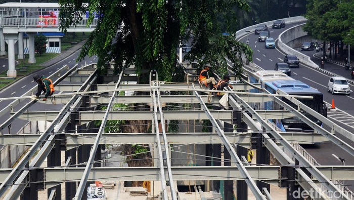 Pekerja sedang mengerjakan revitalisasi Halte Transjakarta Bendungan Hilir, Jl Sudirman di Jakarta, Kamis (16/4/2024). Halte tersebut merupakan satu dari 45 halte yang direvitalisasi sejak sejak pertengahan 2022. Selama proses revitalisasi, pelayanan penumpang dilakukan di halte terdekat.