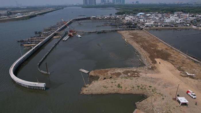 PT Hutama Karya (Persero) tengah menggarap pembangunan pengaman pantai di Pesisir Teluk Jakarta Tahap 6 Paket 4 yang terletak di Kecamatan Penjaringan.