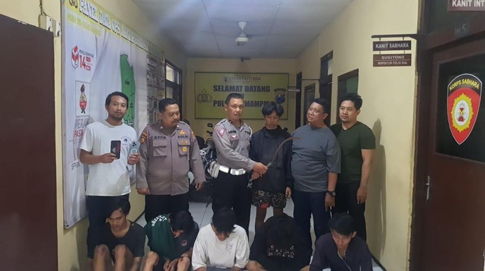 Remaja pelaku tawuran di Surabaya saat ditangkap