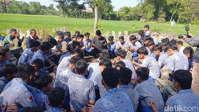 Remaja yang meninggal dunia akibat ledakan mercon balon udara di Ponorogo dimakamkan