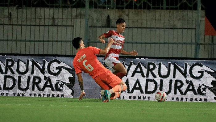 Riski Afrisal dalam pertandingan Madura United vs Borneo FC