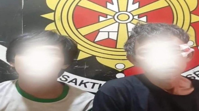 Rosik dan Jimi saat diamankan di polisi.