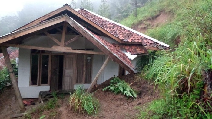 Rumah Rusak Terdampak Longsor di Gununghalu KBB